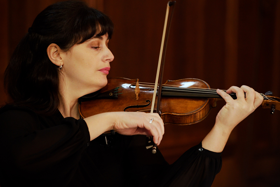 Sinfonia Viva, woman playing violin.